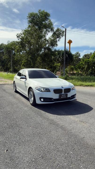 BMW 520i 2015, белый, салон коричневый