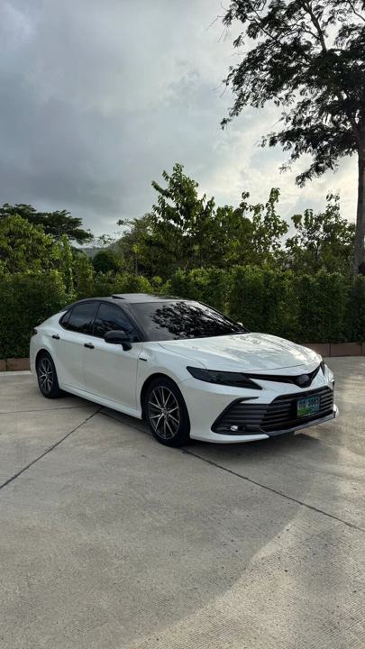 Toyota Camry Hybrid 2024, белый, салон чёрный