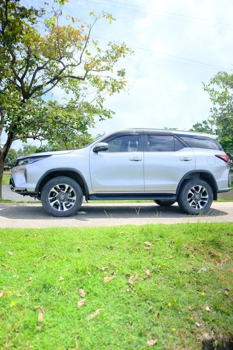 Toyota Fortuner Leader 2024, серый