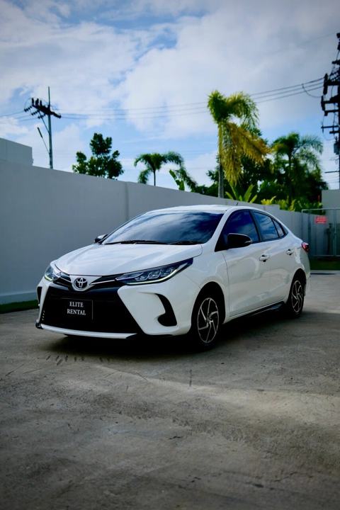 Toyota Yaris Ativ 2022, белый