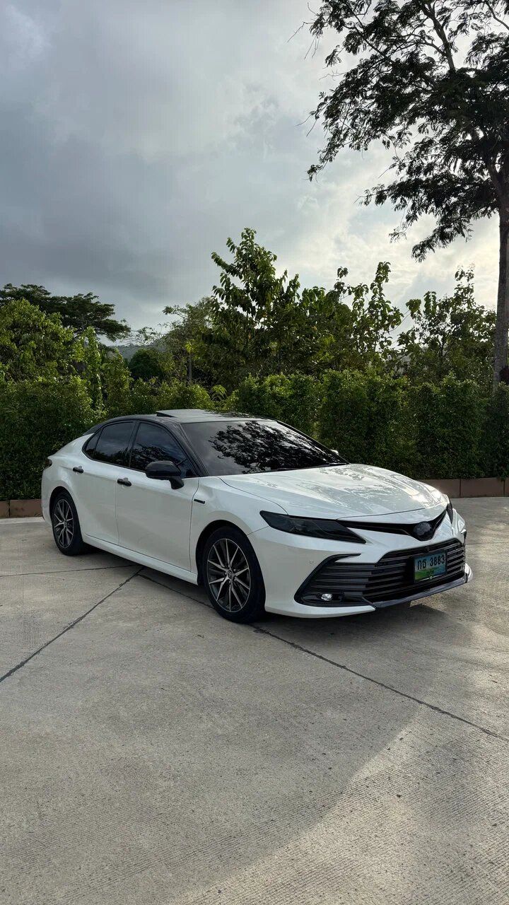 Toyota Camry Hybrid 2024, белый, салон чёрный